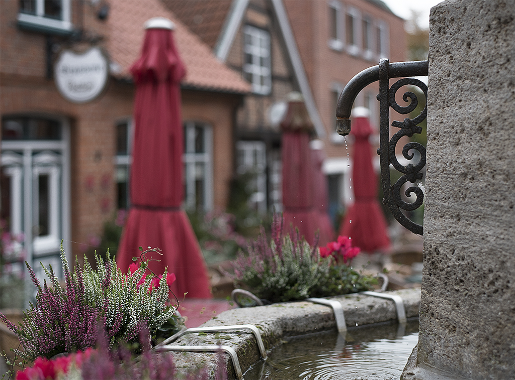 Schleswig Holstein Ostsee 09_2015 KA7_6542 als Smartobjekt-1 Kopie.jpg - Schöner Stadtkern mit einem alten Brunnen